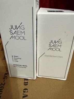 Essential Mool Toner Spray - White